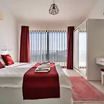 3 Bedroom With Private Pool *